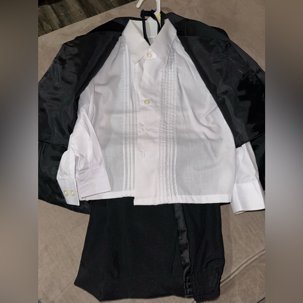 Boys tuxedo 4 pieces size toddler 4T EUC - Picture 2 of 5